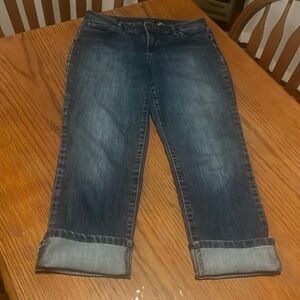 Women’s capris. size 6 p. worn very few times. great condition